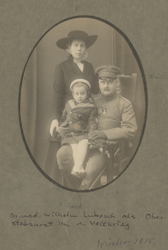 Dr. med. Wilhelm Lubosch,  abikaasa Else Lubosch (s. Raehlmann) ja poeg Richard Lubosch. Ovaalne ateljeefoto