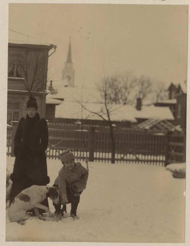 Selma ja Else Raehlmann talvises hoovis Tartus