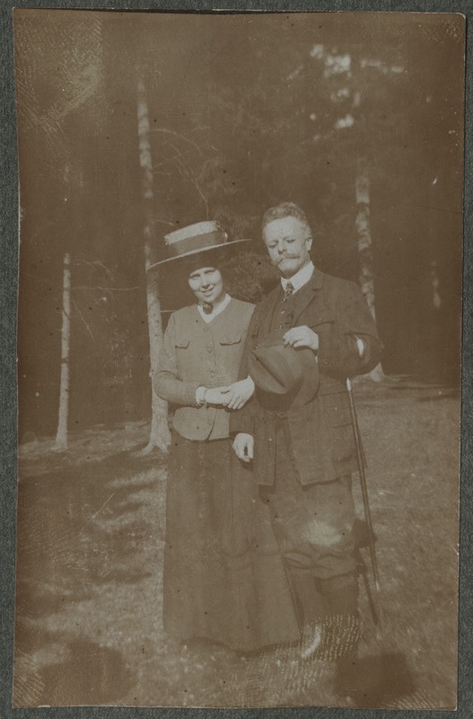 Olga ja Karl Hecht metsateel