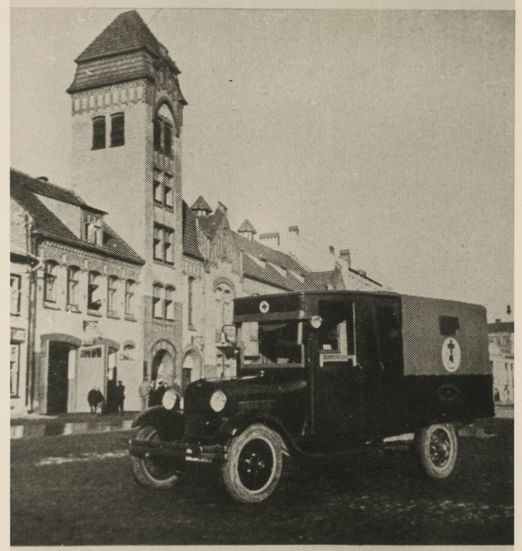 Tartu Vabatahtliku Tuletõrje Seltsi sanitaarauto tuletõrjemaja ees. Koopia fotost