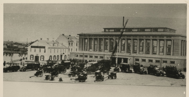 Tartu Vabatahtliku Tuletõrje Seltsi masinapark turuhoone ees söögituru platsil. Koopia fotost