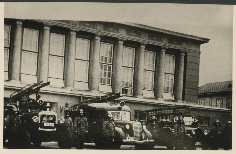 Tartu tuletõrje lendsalga autod turuhoone ees. Koopia fotost