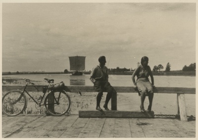 Sadamakai kahe noore inimese ja jalgrattaga, taamal lodi. Koopia fotost  duplicate photo