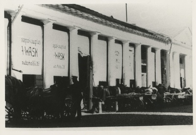 Tartu Kaubahoov A. Waski saapakaupluse poolt. Koopia fotost  duplicate photo