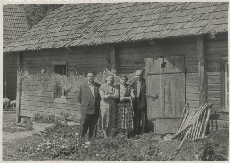 Valentina Luts Oskar Lutsu sünnimaja juures Palamusel