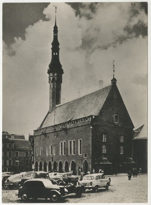 Tallinna raekoda ja raekojaplats parkivate autodega. Fotopostkaart  duplicate photo