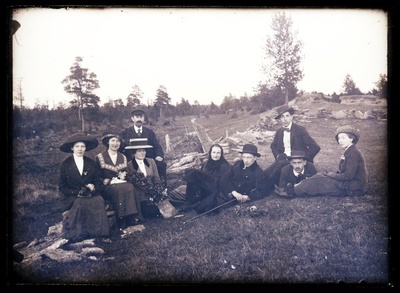 Grupifoto karjamaal. Paremalt Bertha Elisabet Esop, Rjurik Esop, Wilhelm Friedrich Dubas. Vasakult teine Jenny Amalie Saks.  duplicate photo