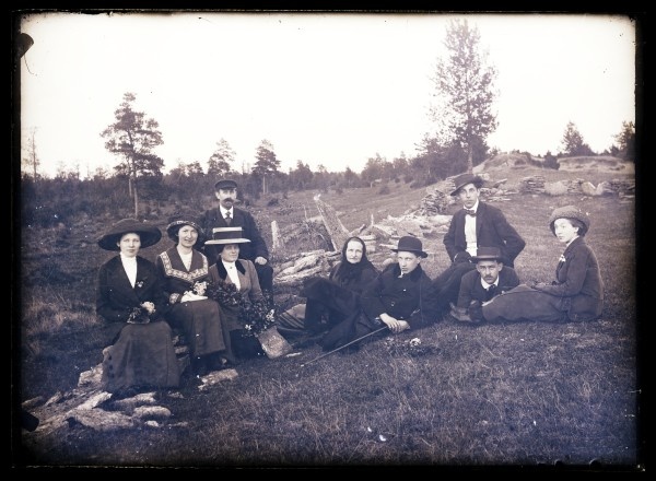 Grupifoto karjamaal. Paremalt Bertha Elisabet Esop, Rjurik Esop, Wilhelm Friedrich Dubas. Vasakult teine Jenny Amalie Saks.