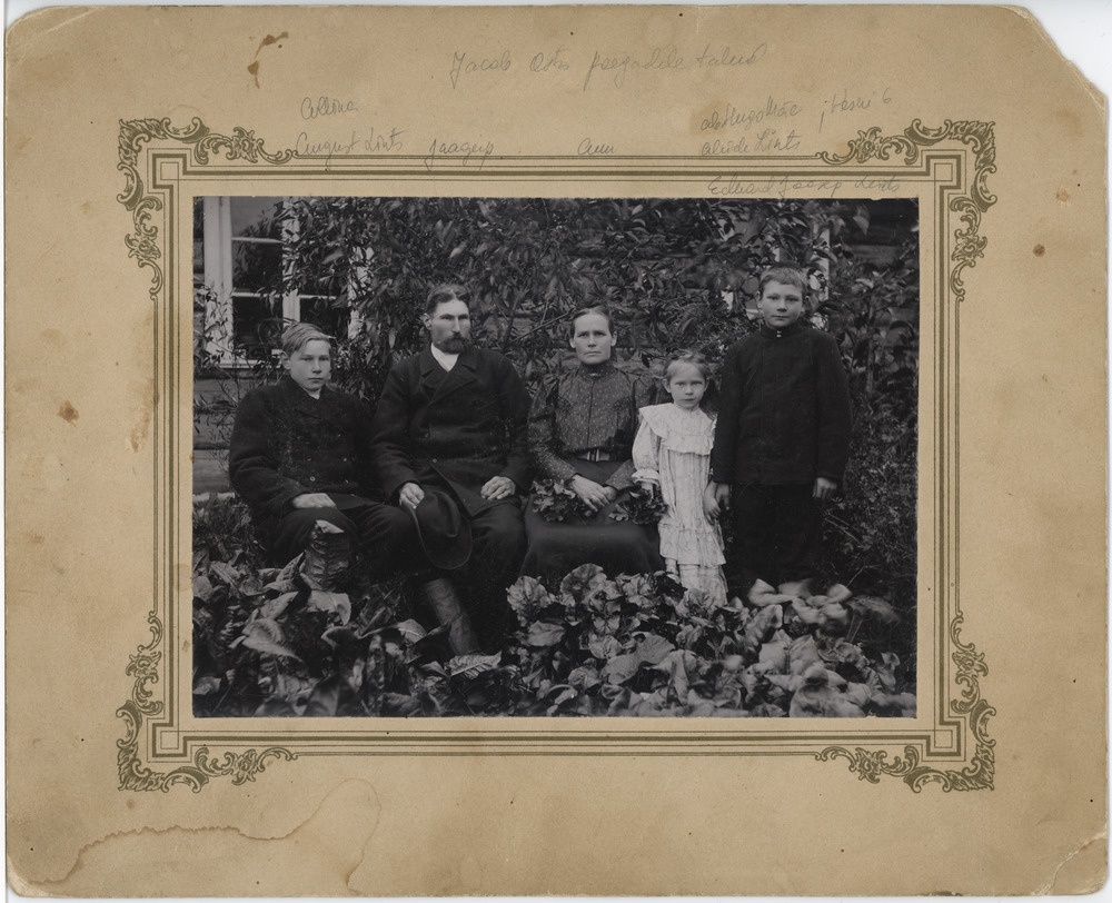 Perekond Lints talumaja hoovis istumas, vasakult August, Jaagup, Ann, Aliide ja Eduard Joosep Lints