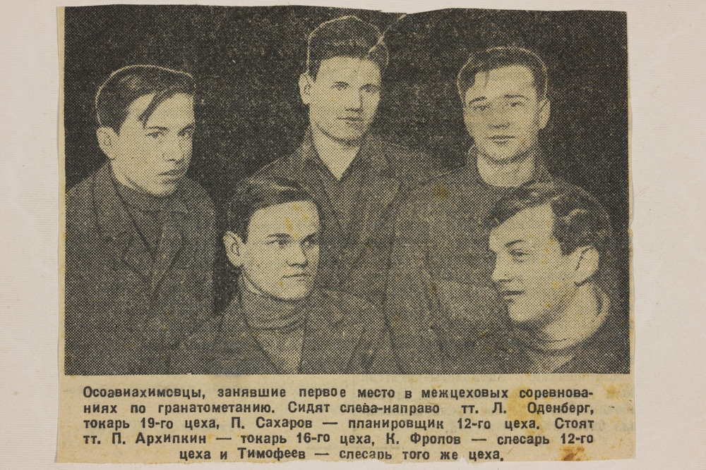 Väljalõige ajalehes ilmunud fotost, millel peal L. Odenberg