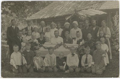 Matuselised Ludvig Odenbergi matustel kirstu ümber  duplicate photo