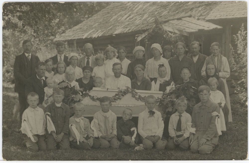 Matuselised Ludvig Odenbergi matustel kirstu ümber