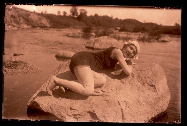 Naine rannas. Bertha Elisabet Esop.