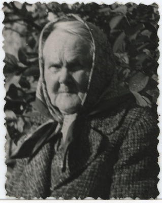 Vanem naine rätik peas  duplicate photo