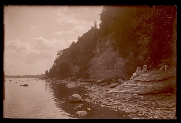2 daami ja koer kivipaljandil. Õed Jenny Amalie Saks ja Lully Wirkhaus.