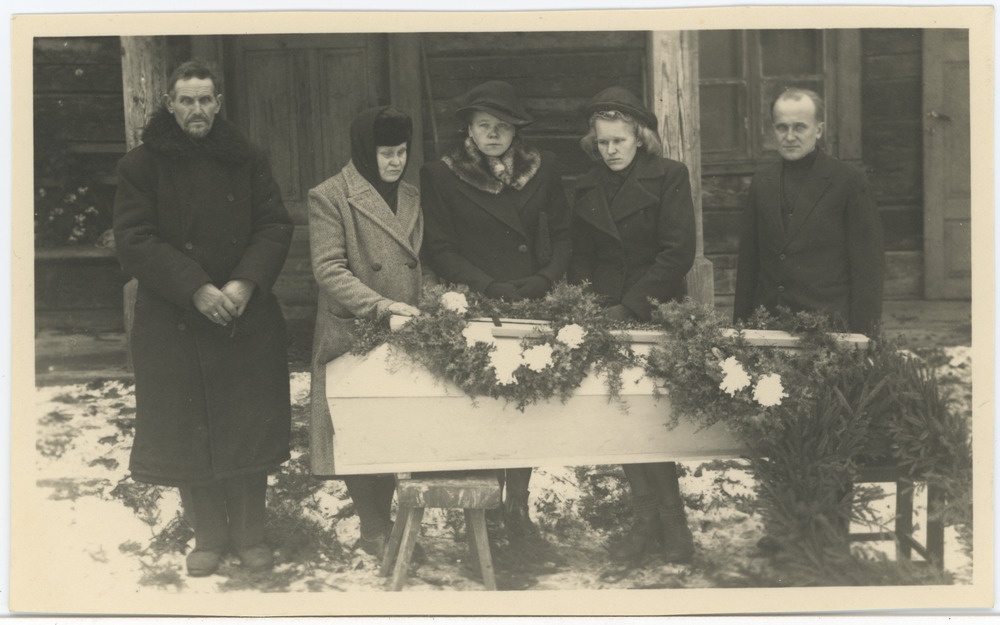 Perekond Hugo Odenbergi kirstu kõrval
