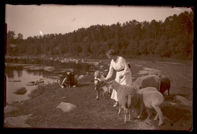 Naine ja väike poiss mere ääres. Bertha Elisabet Esop poja Harryga.  similar photo