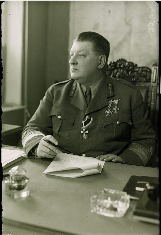 Sõjaminister kindralleitnant Nikolai oma kabinetis.