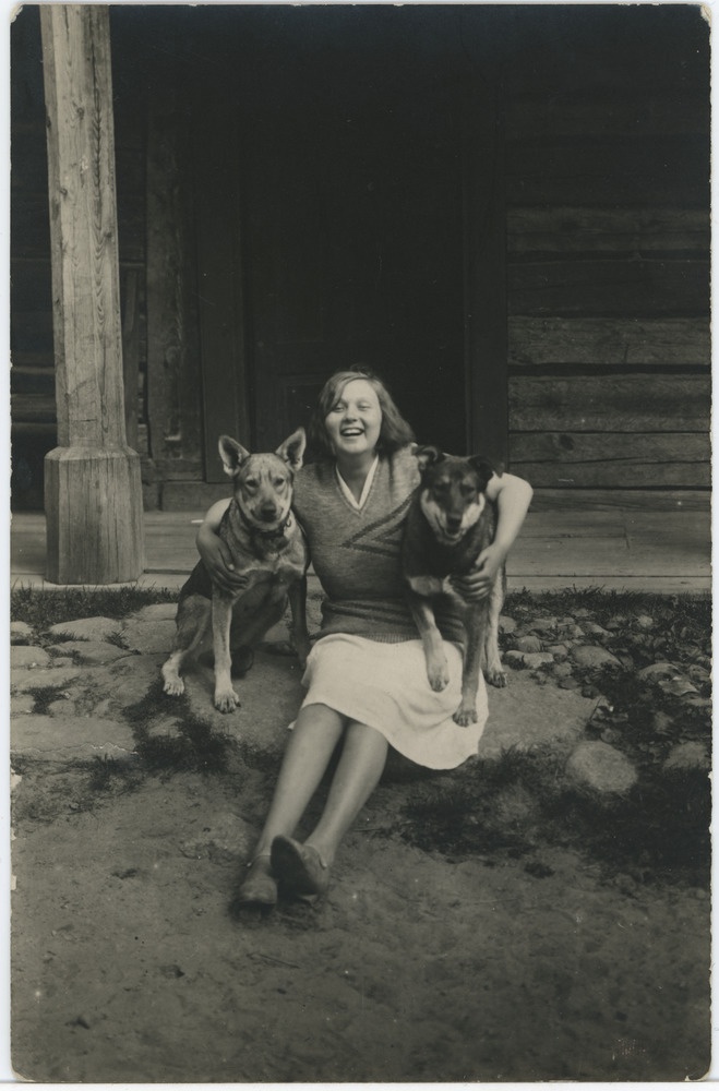 Tütarlaps kahe koeraga