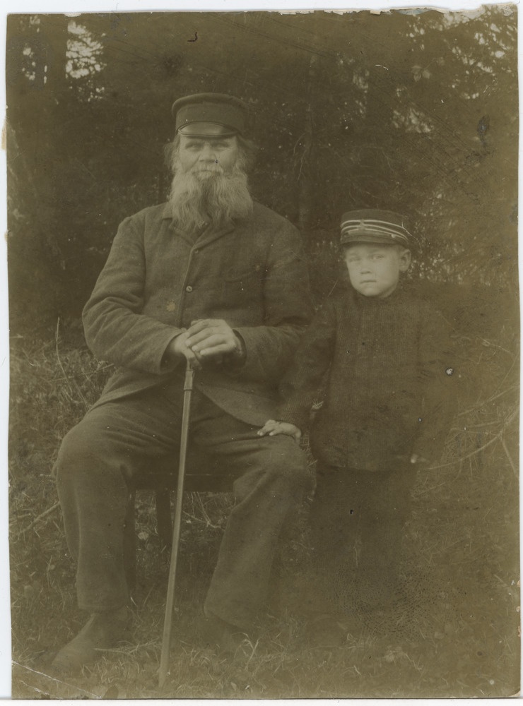 Oletatavalt Joosep Odenberg koos lapselapsega