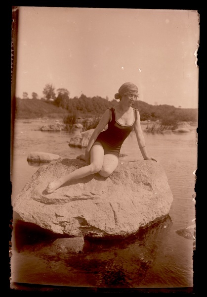 Naine rannas. Bertha Elisabet Esop.