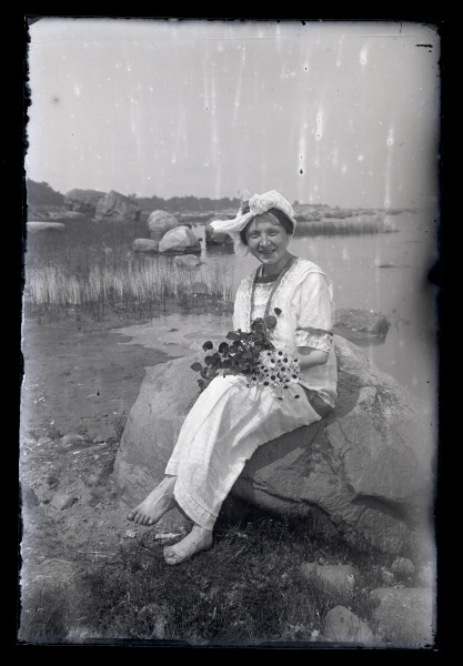 Naine rannas. Bertha Elisabet Esop.