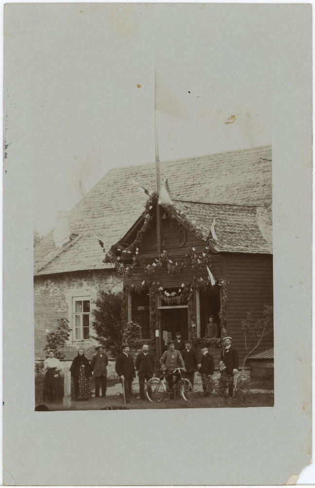 Seltskond Simititsa koolimaja ees