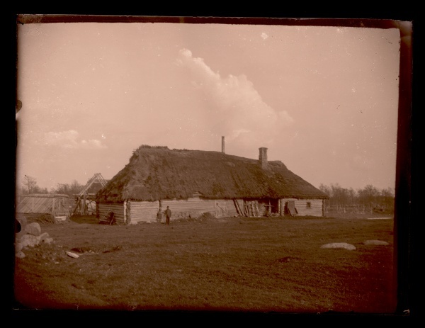 Rehielamu õlgkatusega.