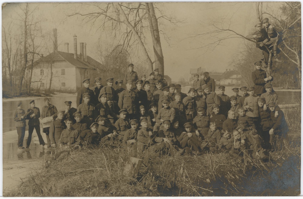 Viljandi-Pärnu kooliõpilaste pataljoni neljas rood Põltsamaa jõe kaldal