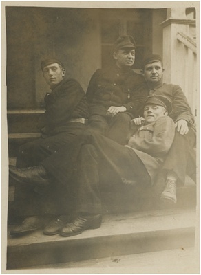 Seltkond sõjamehi trepil  duplicate photo