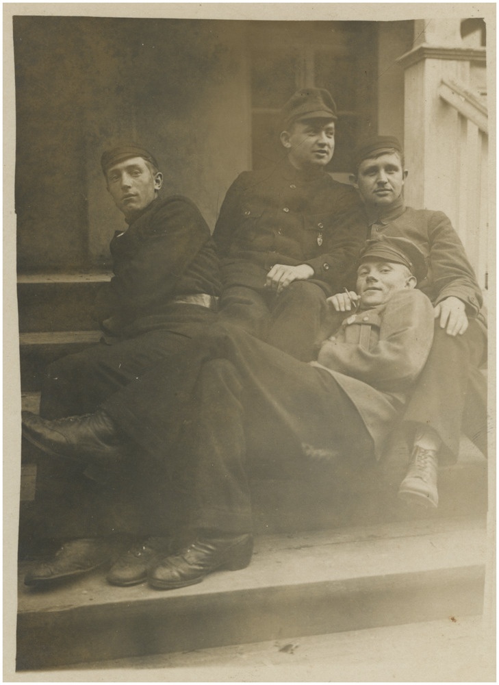 Seltkond sõjamehi trepil