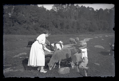 Naine ja väike poiss mere ääres. Bertha Elisabet Esop poja Harryga.  similar photo