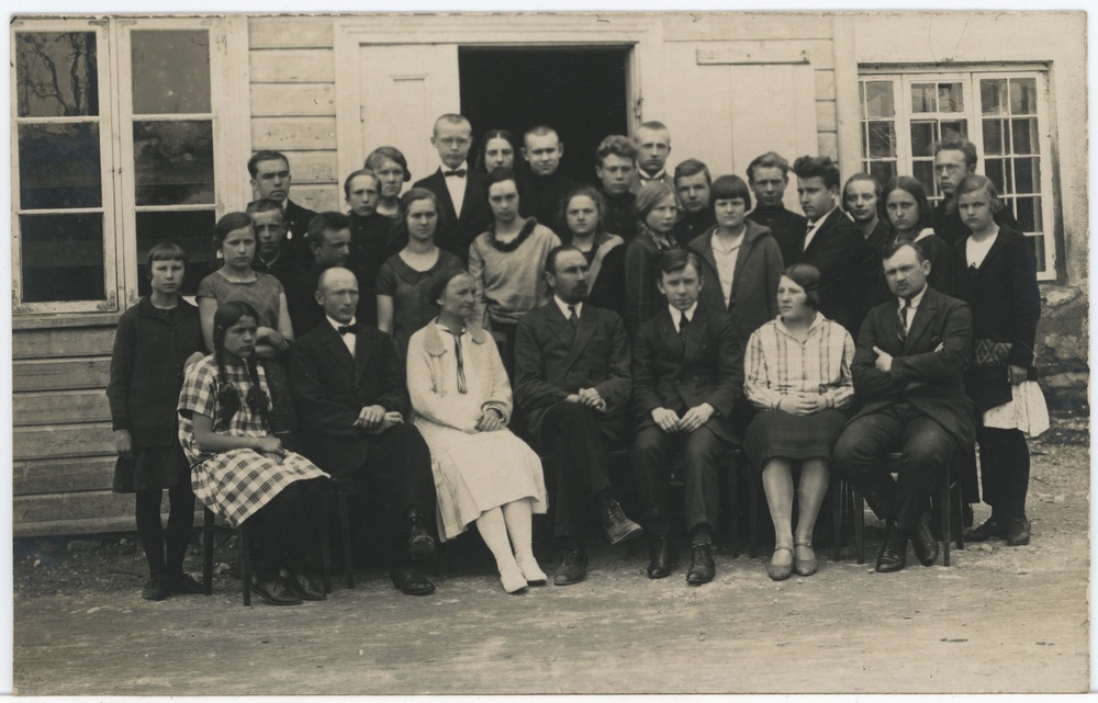 Seltskond hoone taustal