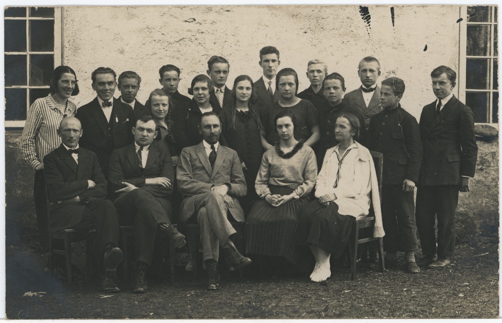 Seltskond hoone taustal