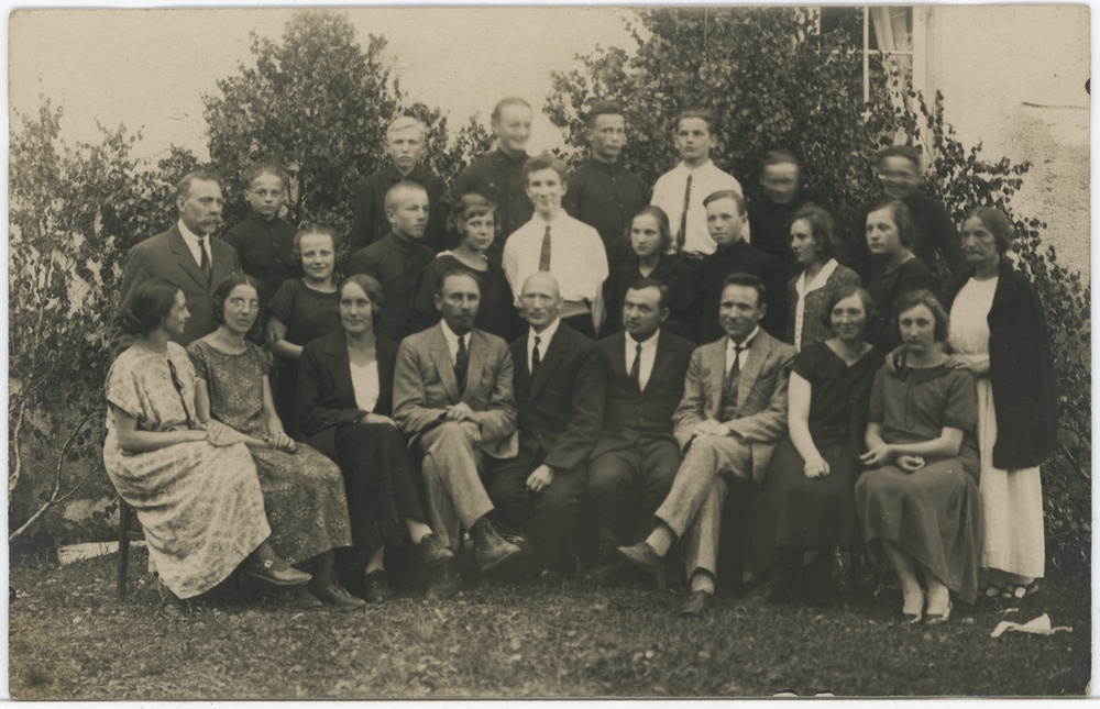 Seltskond õues hoone taustal