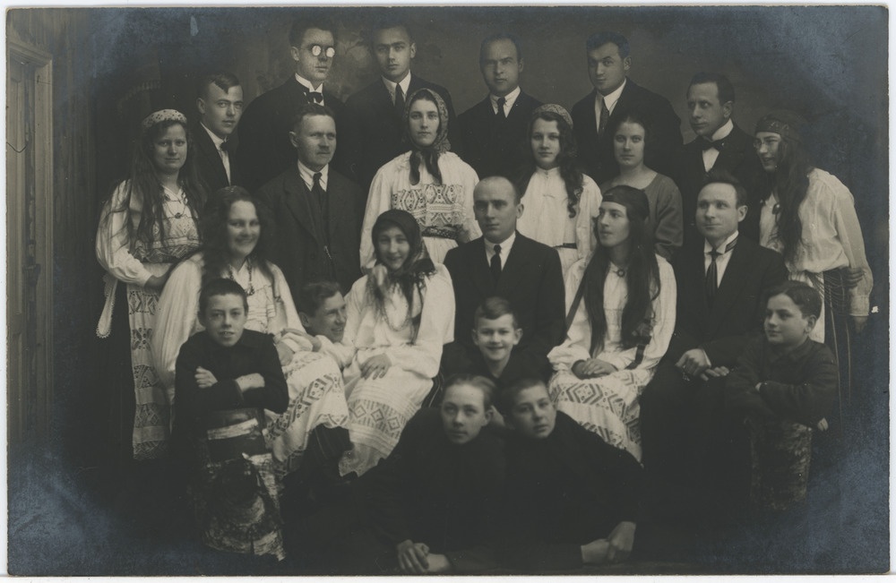 Seltskond koos rahvarõivais naisterahvastega