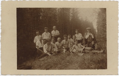 Mehed metsatöödel  duplicate photo