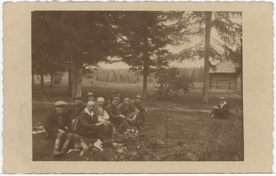 Seltskond mehi puude all taluhoone juures  duplicate photo