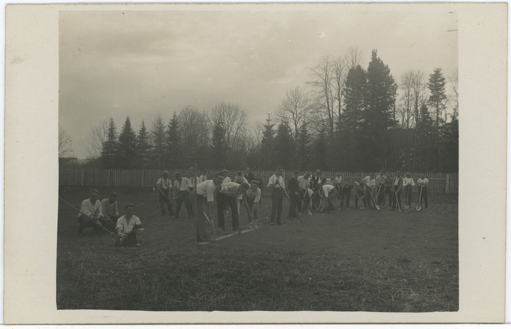 Seltskond aias tööriistadega toimetamas