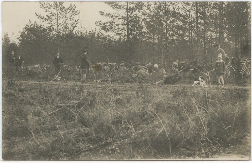 Seltskond metsatöödel