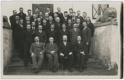 Seltskond Voltveti mõisahoone (metsakool) ees  duplicate photo