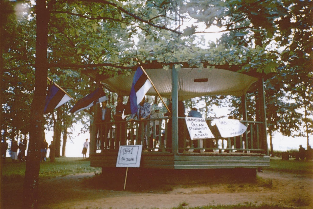 Foto ja diapositiiv. 1941. a. küüditamise mälestusmiiting Võrus pargis 14.juunil 1988.