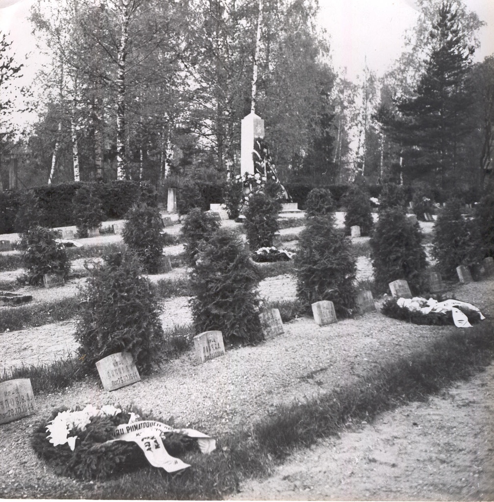 Foto. Suures Isamaasõjas langenute vennaskalmistu Võrus. Mälestusmiitingu järel 13.augustil 1964.a.