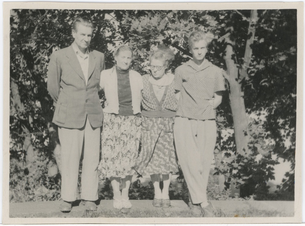 Tõenäoliselt perepilt, taustal loodus