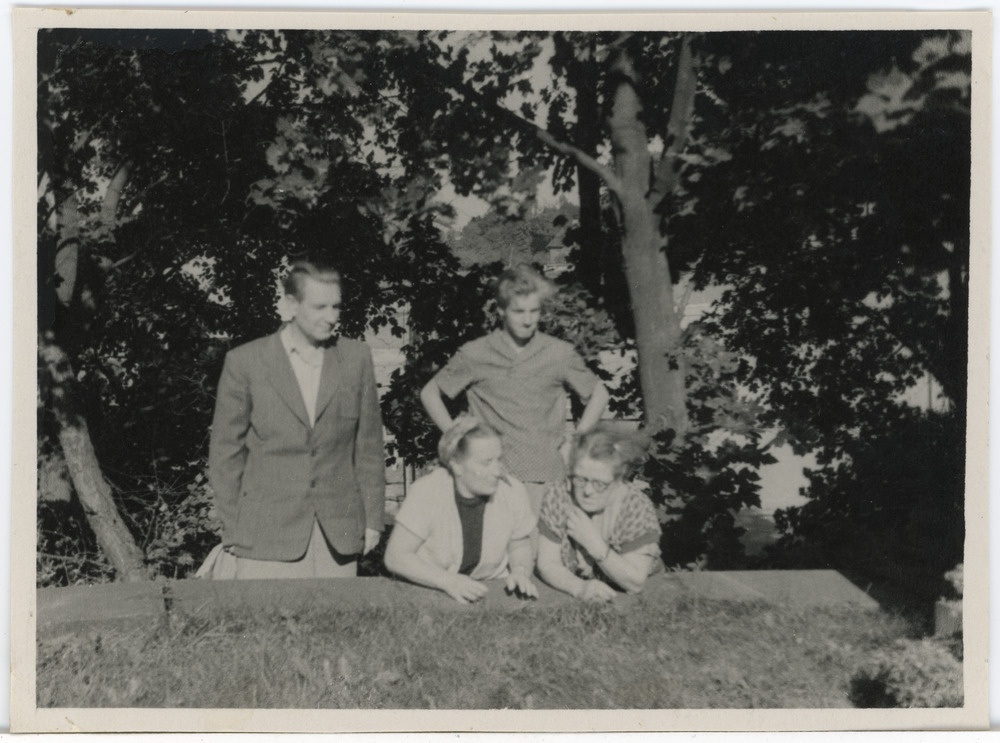 Tõenäoliselt perepilt, taustal loodus