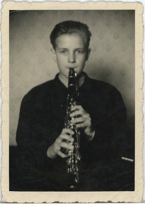 Juventin Tenisberg klarnetit puhumas  duplicate photo
