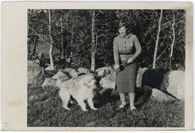 Proua hoovis koeraga mängimas  duplicate photo