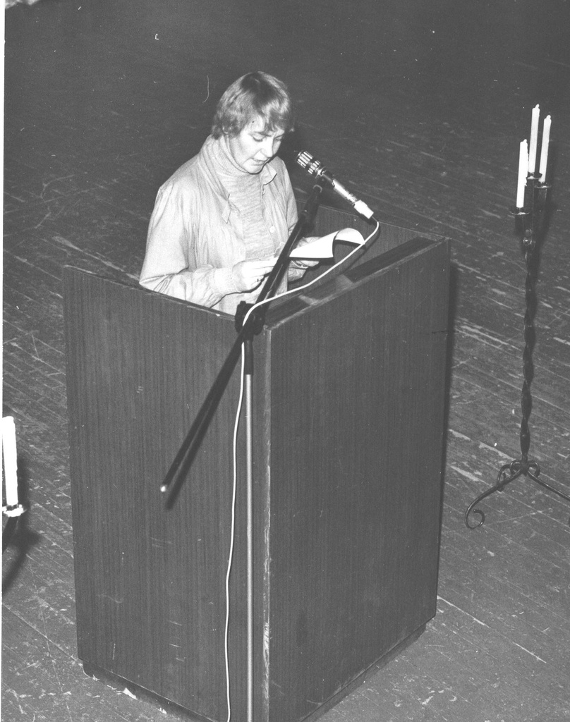 Foto. 21.oktoobril 1988.a. Võru Sõltumatu Noortekolonni I aastapäeval Kandles kõneleb vabadusvõitleja Lagle Parek