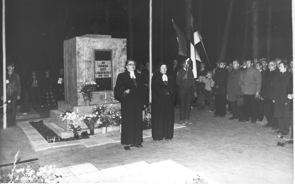 Foto. 21.oktoobril 1988.a. Võru Vabadussõja samba juures, kõnelevad kilikuõpetajad  V.Jürjo ja A.Mäevere