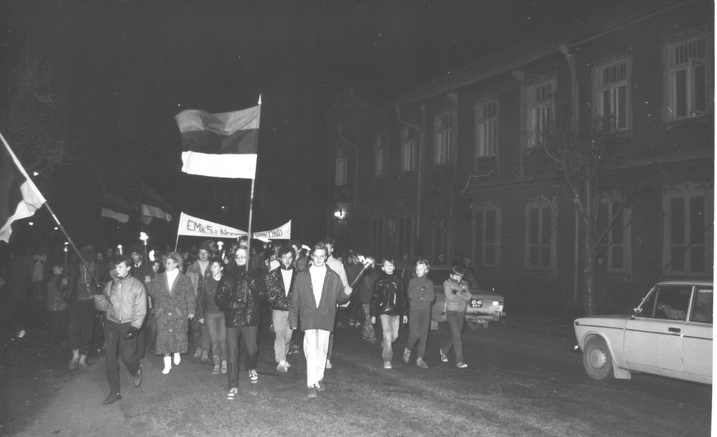 Foto. 21.oktoobril 1988.a. VSK nr.1 aastapäevalised liiguvad  Võru kalmistult linna poole.Kolonn on jõudnud miilitsamaja (Kreutzwaldi t. 52) ette.